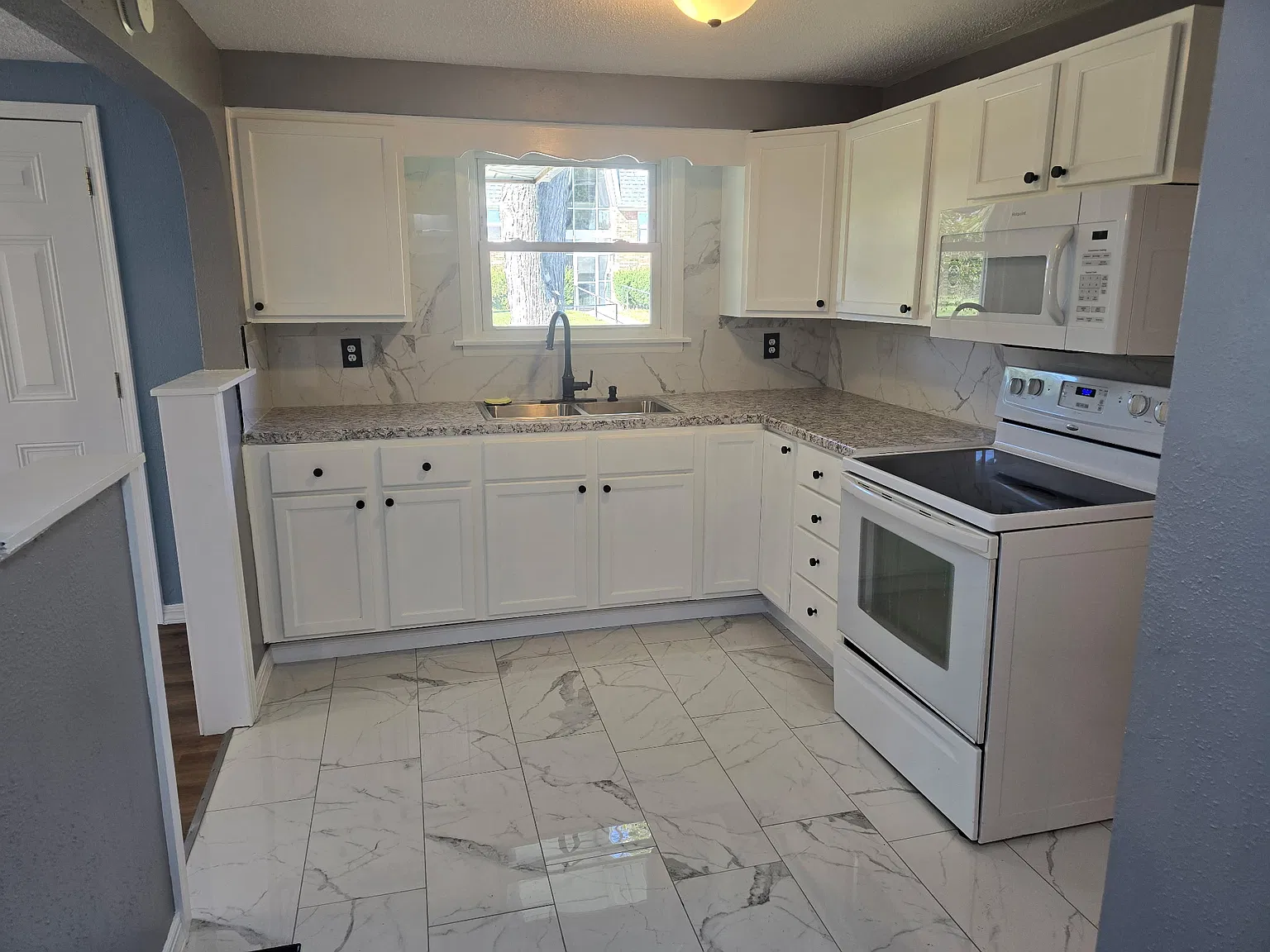 3 bed, 912 sqft, $1,300 — Photo 3