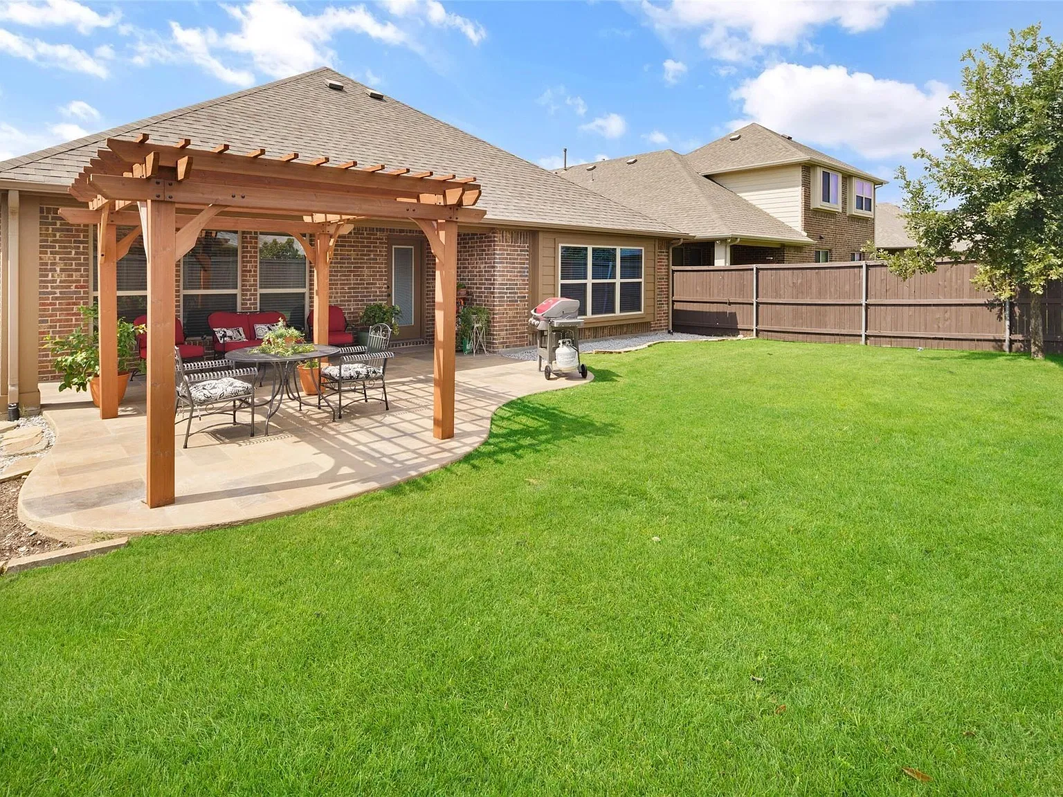 3 bed, 1843 sqft, $2,300 — Photo 4