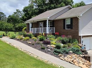 833 Quiet Oaks Way, Dandridge, TN 37725