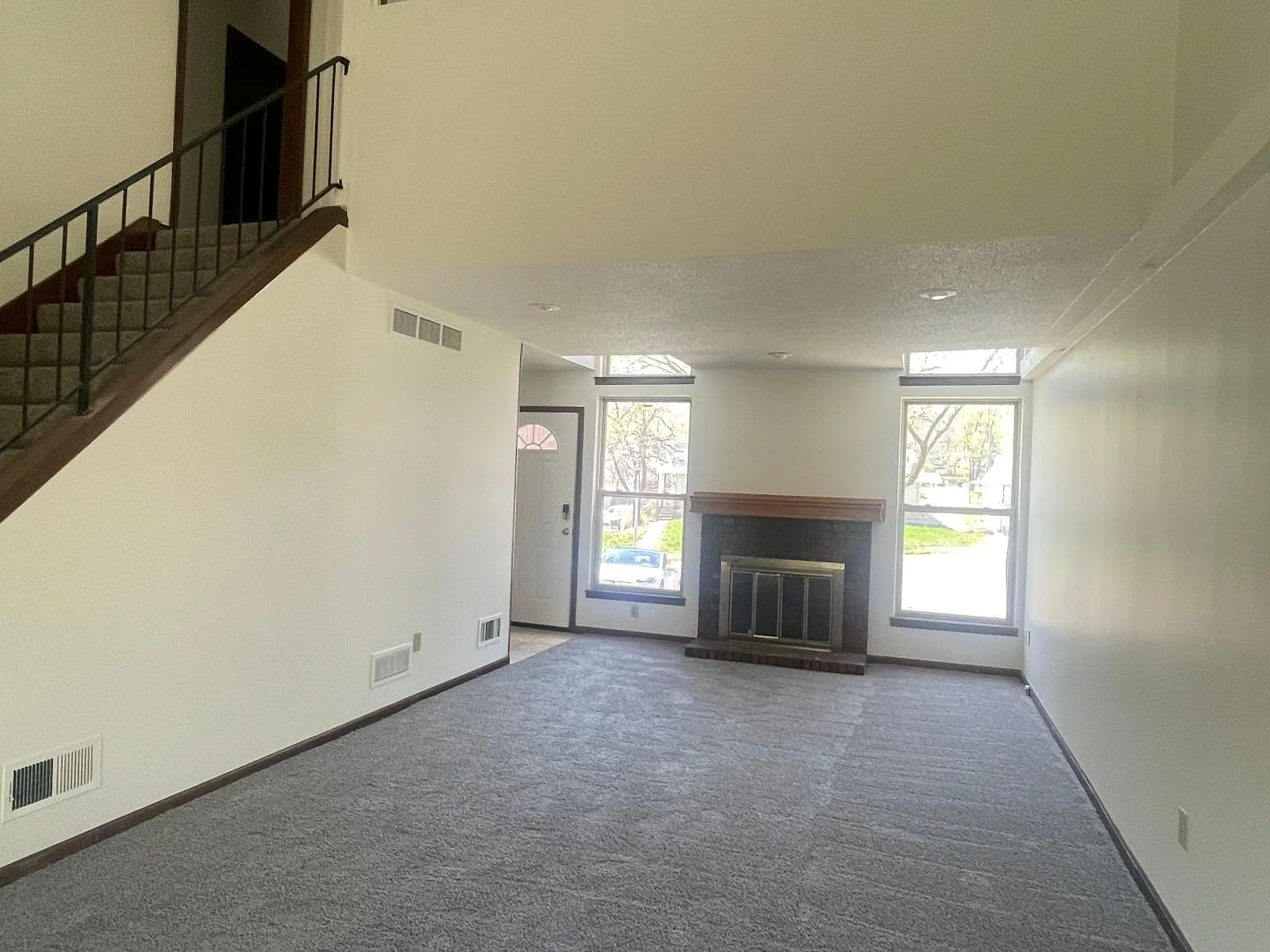 2 bed, 1.5 bath, 1988 sqft, $1,695 — Photo 3