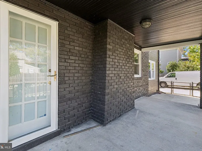 2500 S Eads St — Photo 3