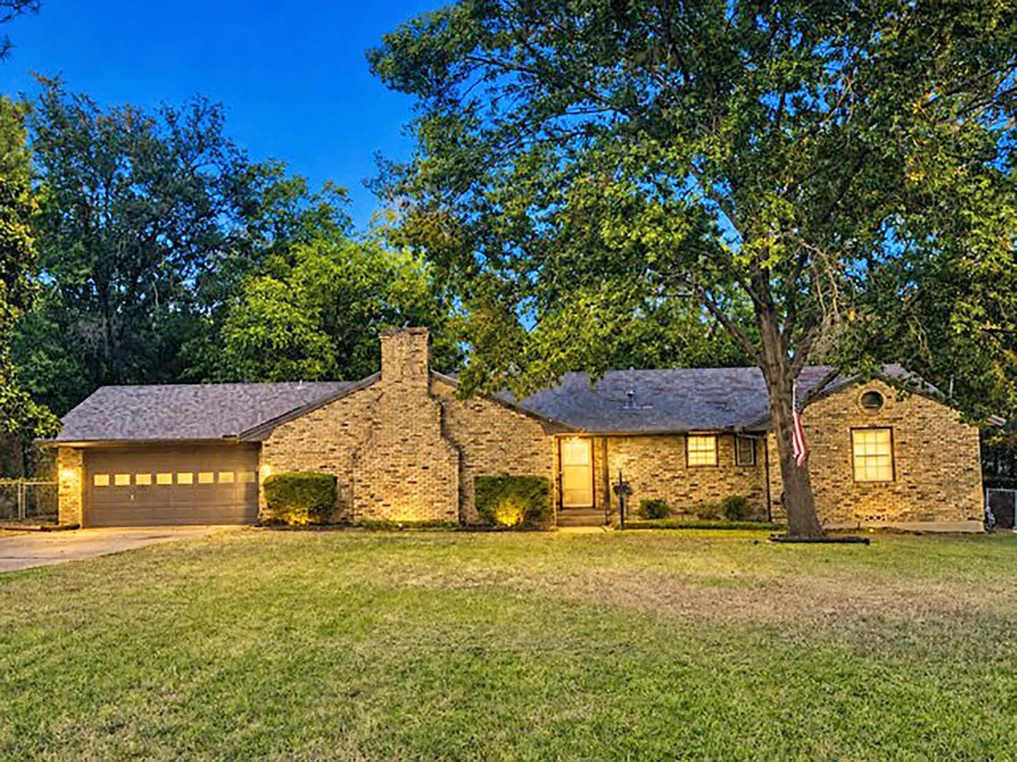 Beautiful 3 Bdrm 2 Bath Home w a Mother-in-Law Suite read to be rented in Denton Texas. — Photo 1