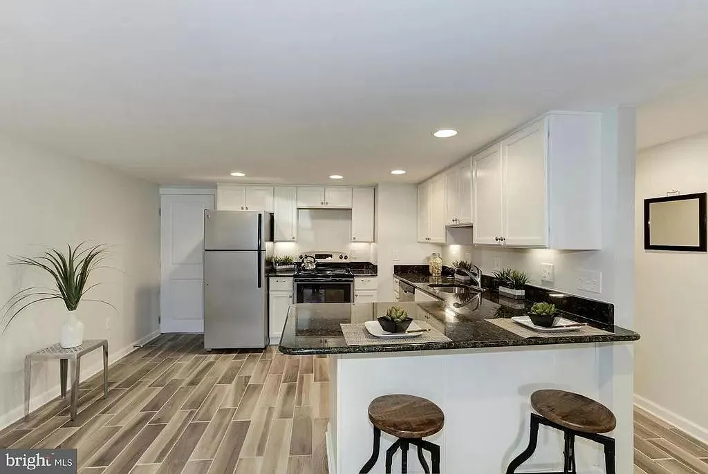 1006 Maryland Ave NE — Photo 2