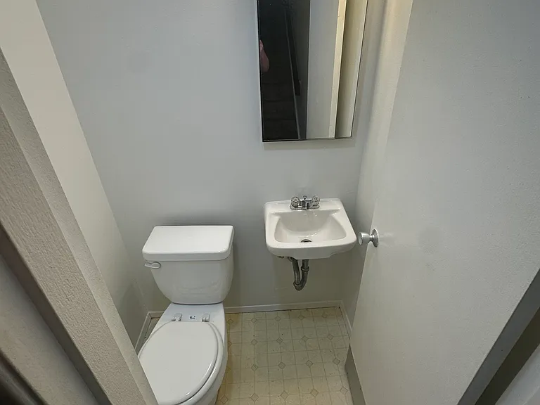 Newport Manor — Photo 22