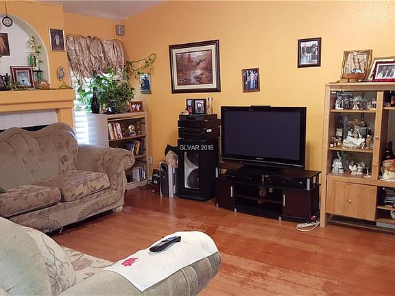 3rd image of 213 Honey Locust Dr
