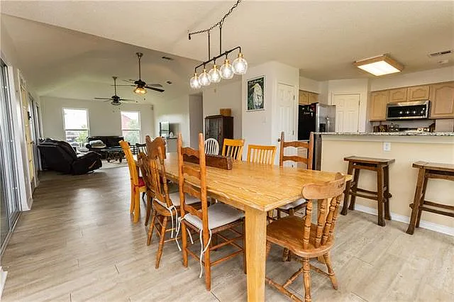 3 bed, 2.0 bath, 1485 sqft, $2,900 — Photo 3
