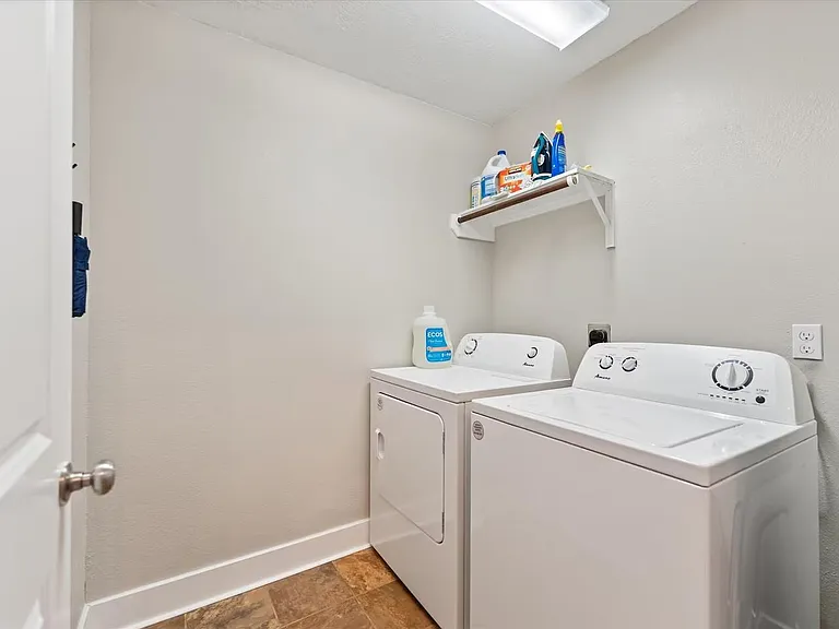 976 Northampton Dr — Photo 27