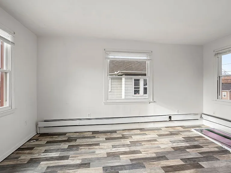 531 Merritt Ave — Photo 9