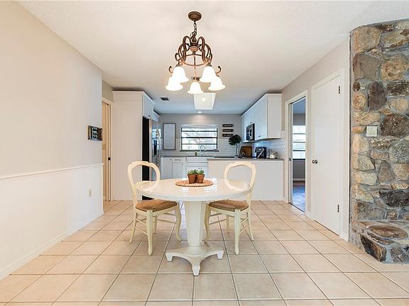 3rd image of 312 Dunfries Ct