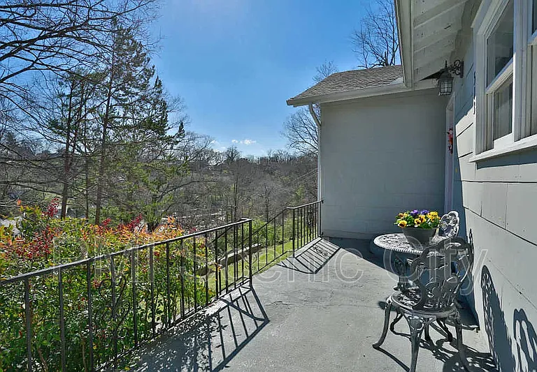 513 Lytle St — Photo 12
