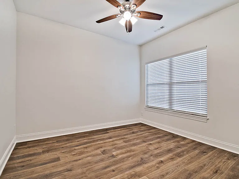 361 Turnberry Ct — Photo 13