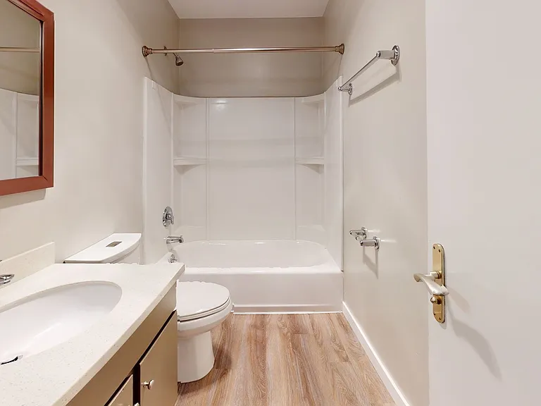 Four Seasons - 1 Bedroom Units available with amazing views by the water. Parking spots available! — Photo 2