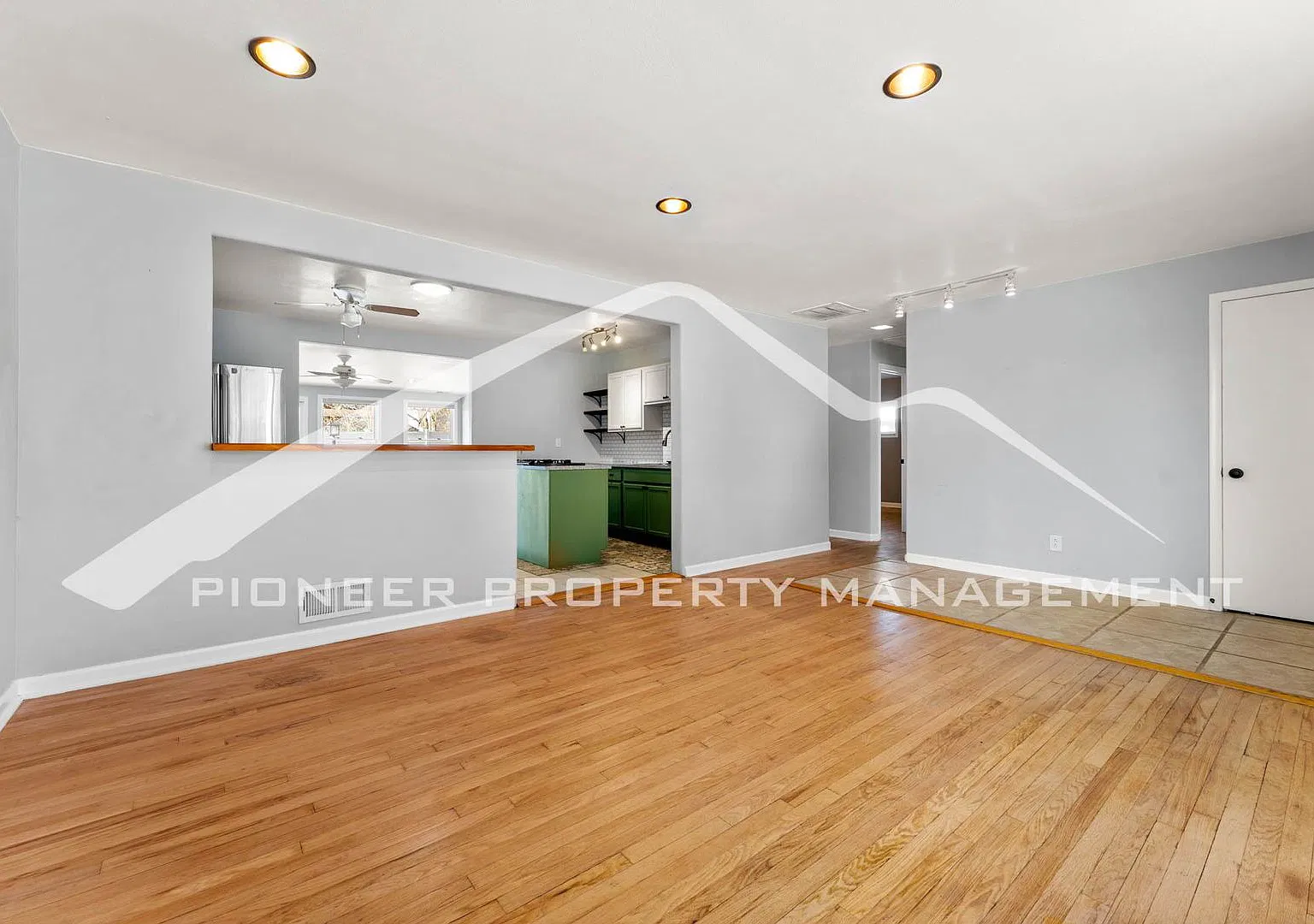 Charming Home with Washer/Dryer and Fenced in Yard — Photo 4
