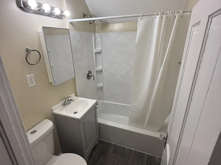 1146 Reaney Ave E #1 — Photo 14