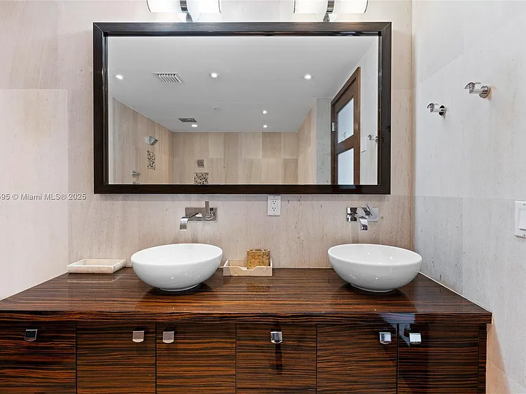 5875 Collins Ave #1902 — Photo 30