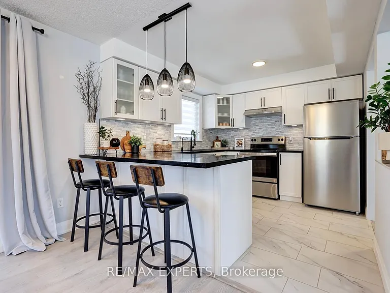 72 Donald Cres — Photo 12