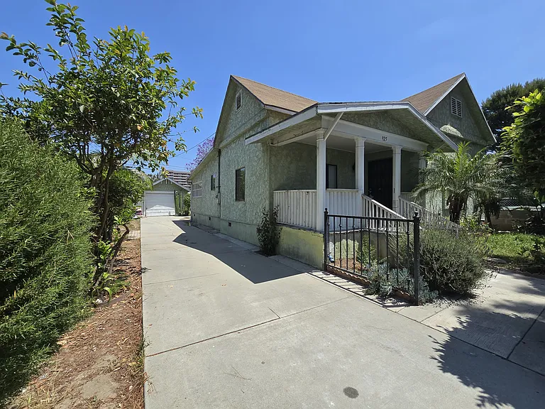 925 W Pine St — Photo 1