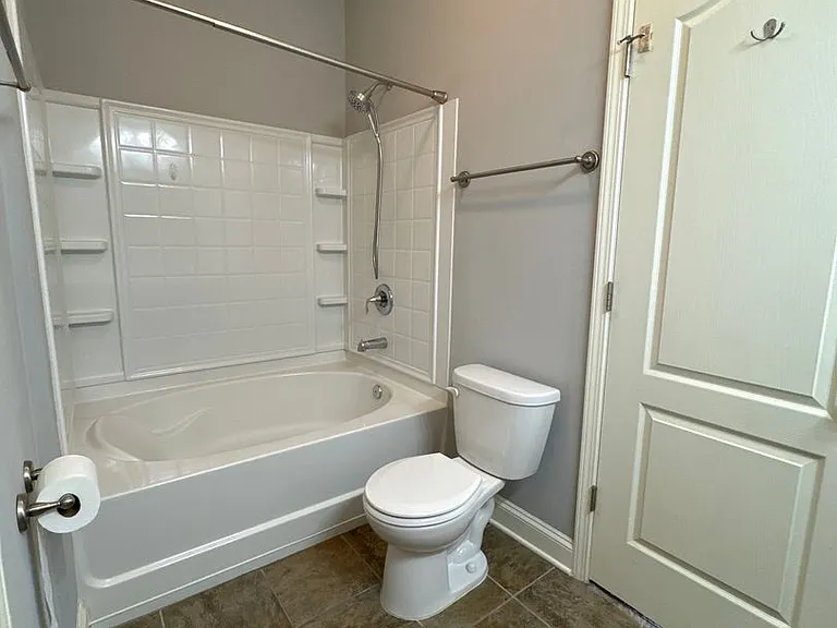 1034 Chatsworth Dr — Photo 12