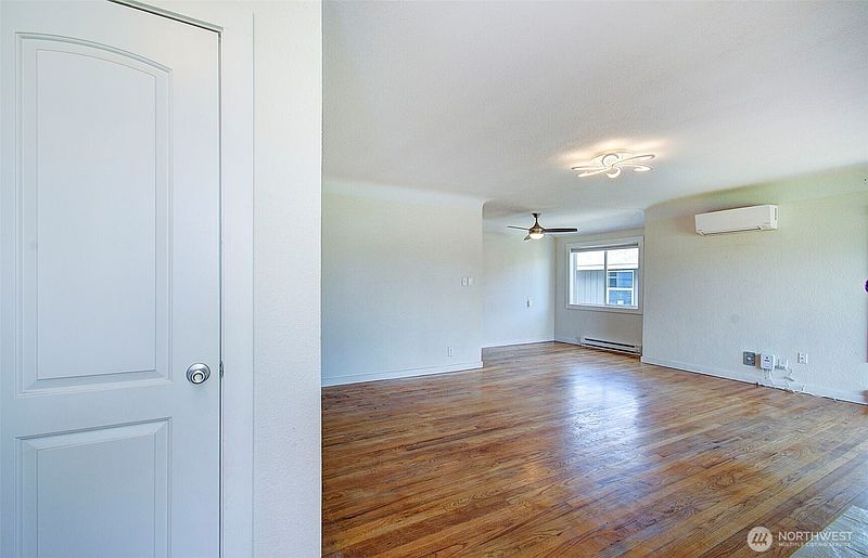 4th image of 2787 Maryland Street