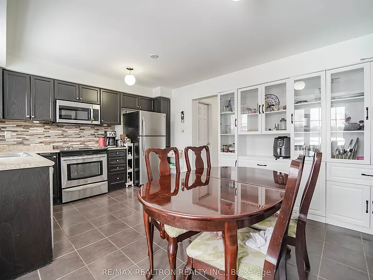 401 Rossland Rd E — Photo 15
