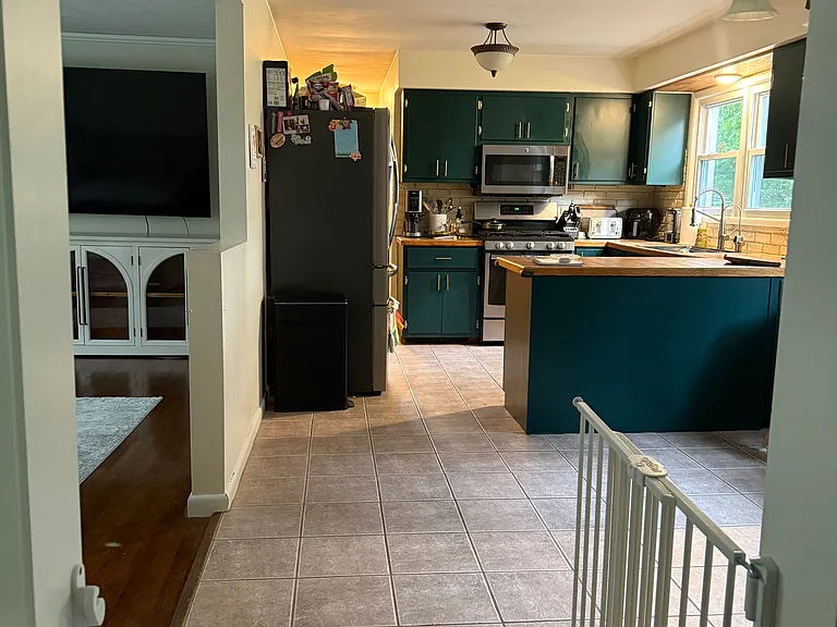 1497 Eastview Dr — Photo 3