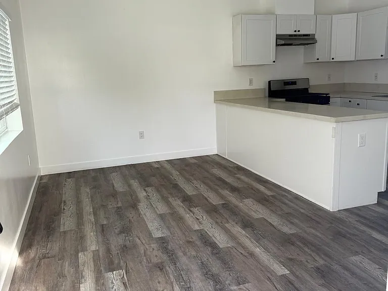 1122 E 27th St — Photo 5