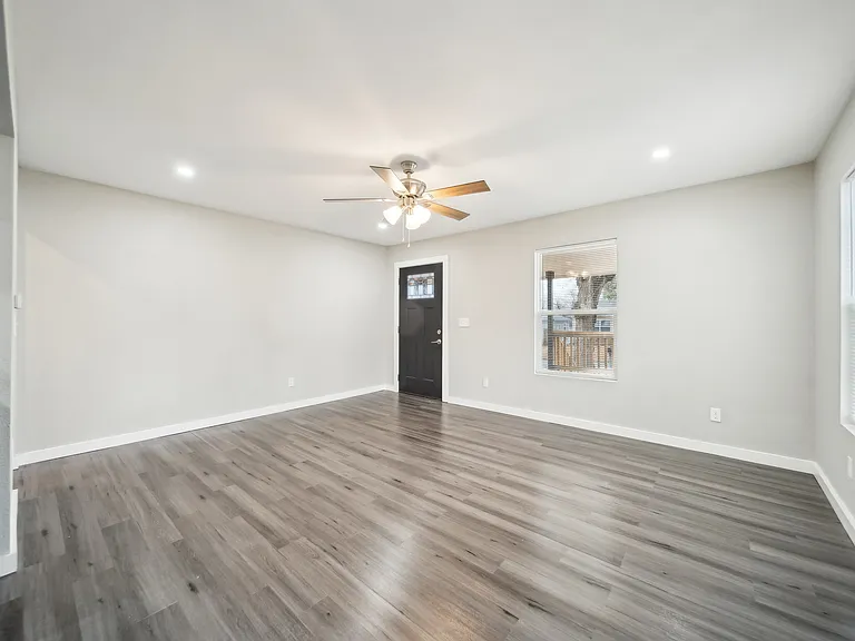 625 E Xyler St — Photo 7