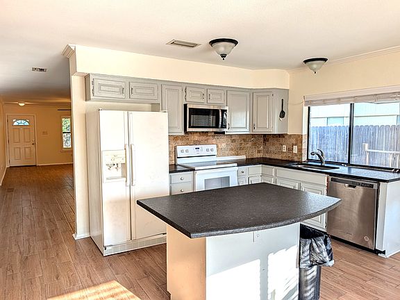 3rd image of 1747 Delaford Dr