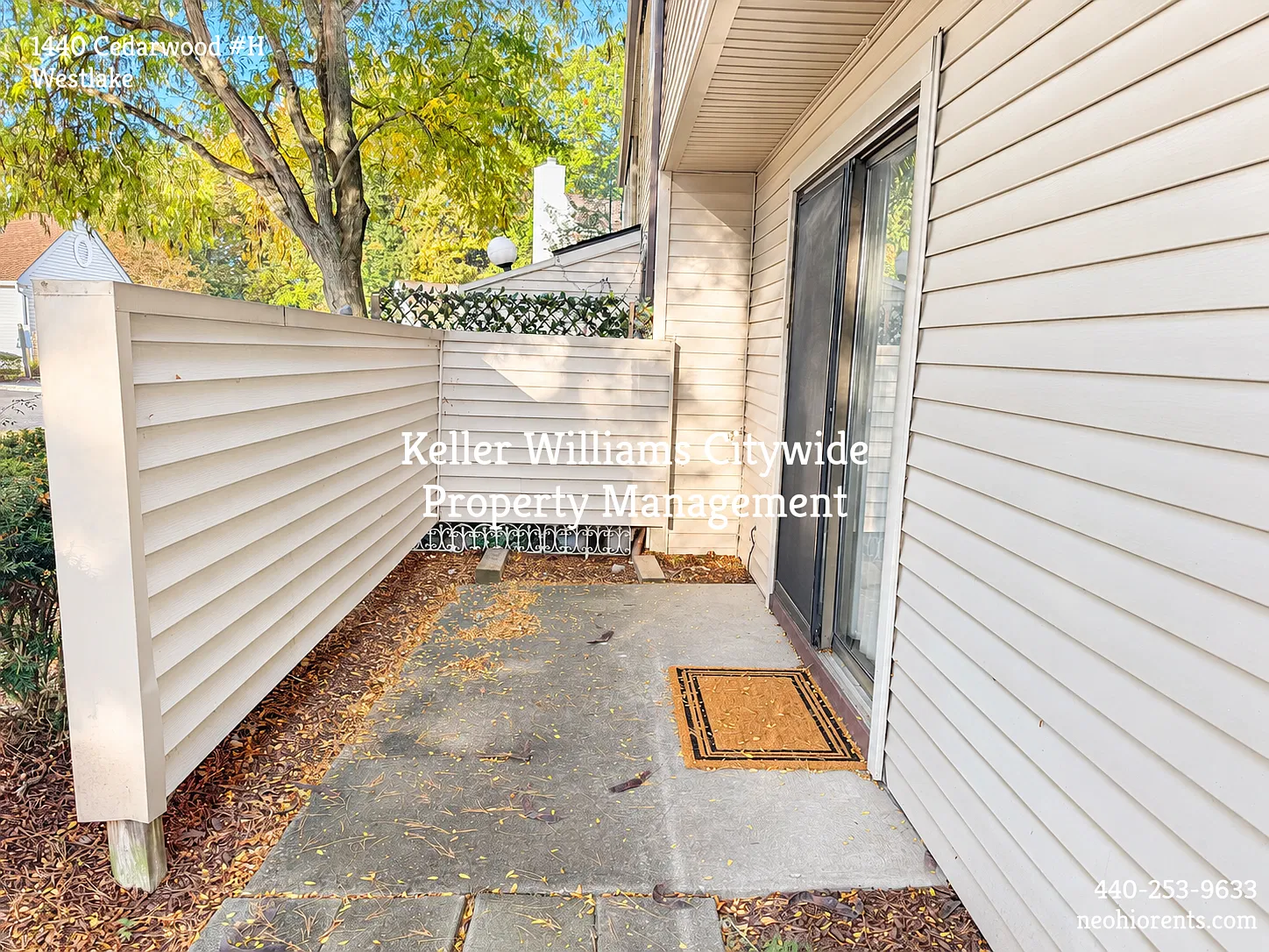 3 bedroom 1/5 bath end unit townhome in Westlake — Photo 2