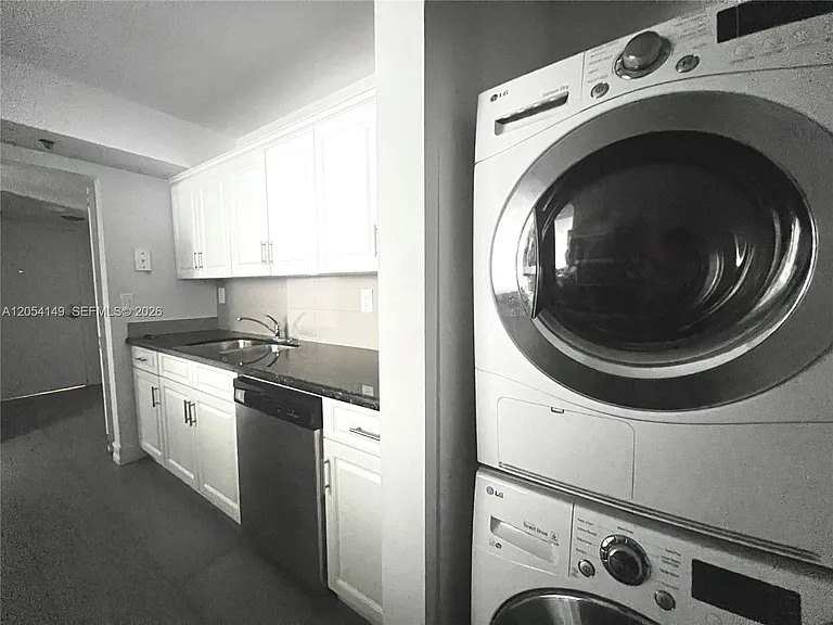 2457 Collins Ave #402 — Photo 14