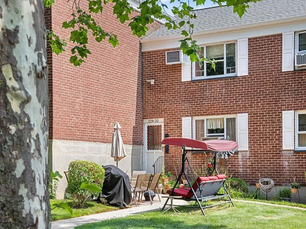 224-20 Manor Rd #L, Queens Village, NY 11427