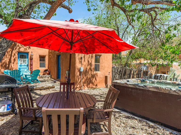 Yard / Hot Tub / Outdoor Table