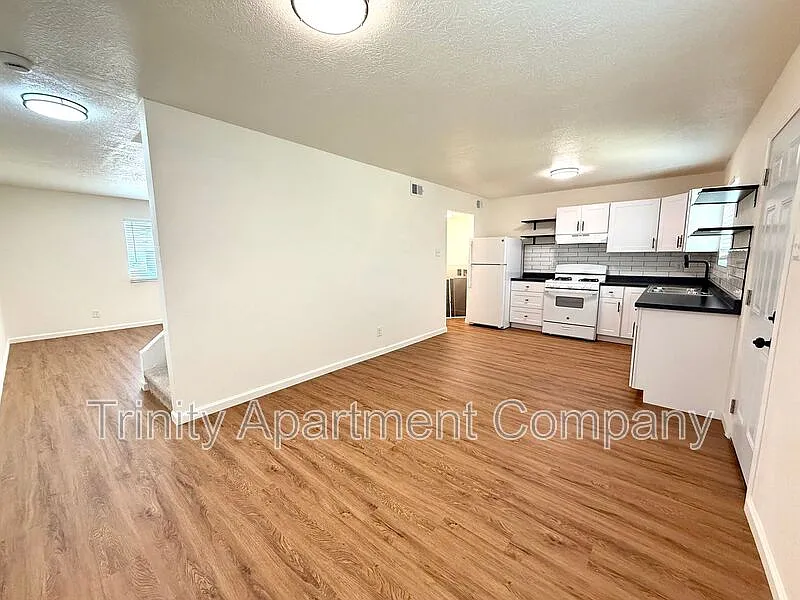 3 bed, 2.0 bath, 1350 sqft — Photo 2