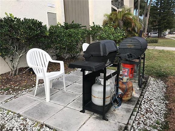 5th image of 209 NE Lincoln Cir N APT 402