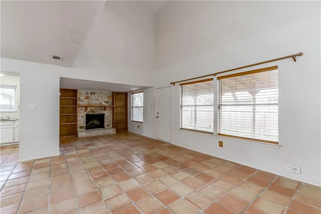 4 bed, 3.0 bath, 2010 sqft, $2,450 — Photo 4