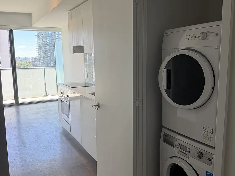161 Roehampton Ave #2712 — Photo 5