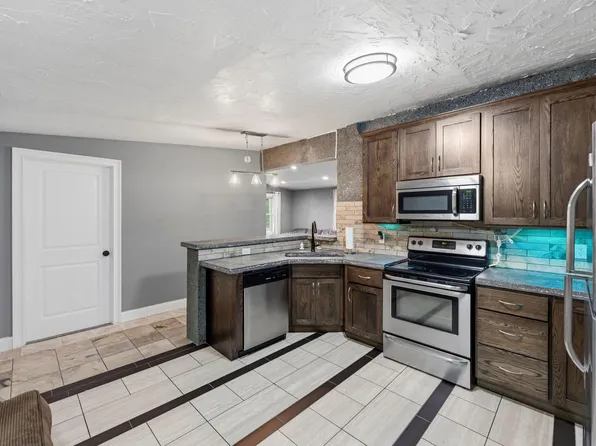 1231 Hewitt Ave, Saint Paul, MN 55104