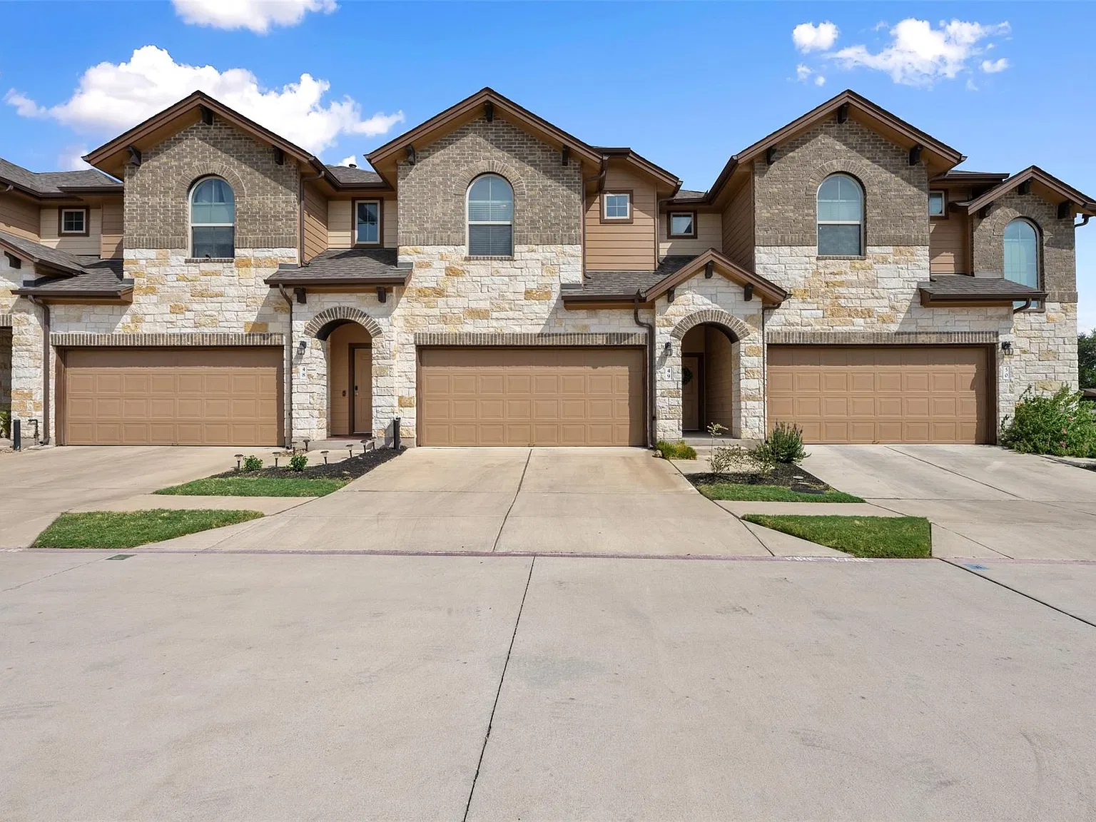 3 bed, 2.5 bath, 1398 sqft, $1,850 — Photo 2