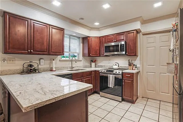 545 Hutchinson St — Photo 5