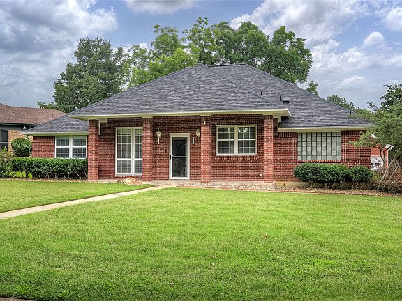 3rd image of 900 River Oaks Dr