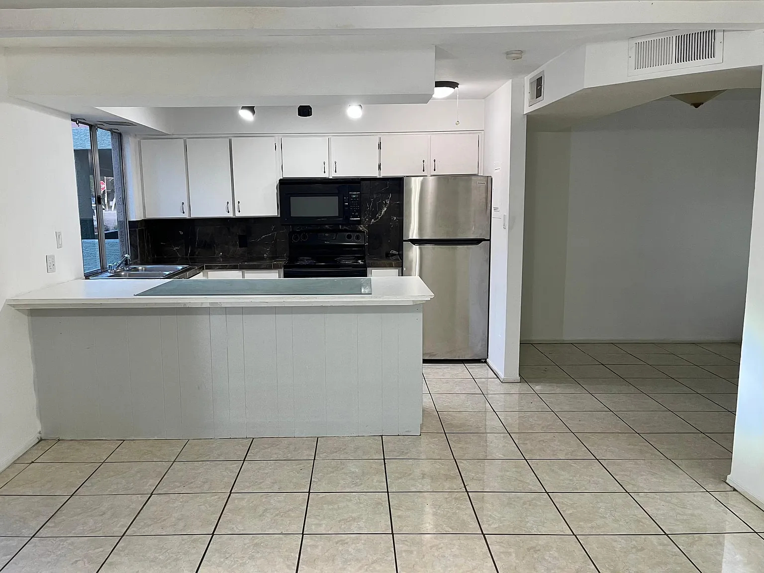 1005 W 5th St — Photo 1