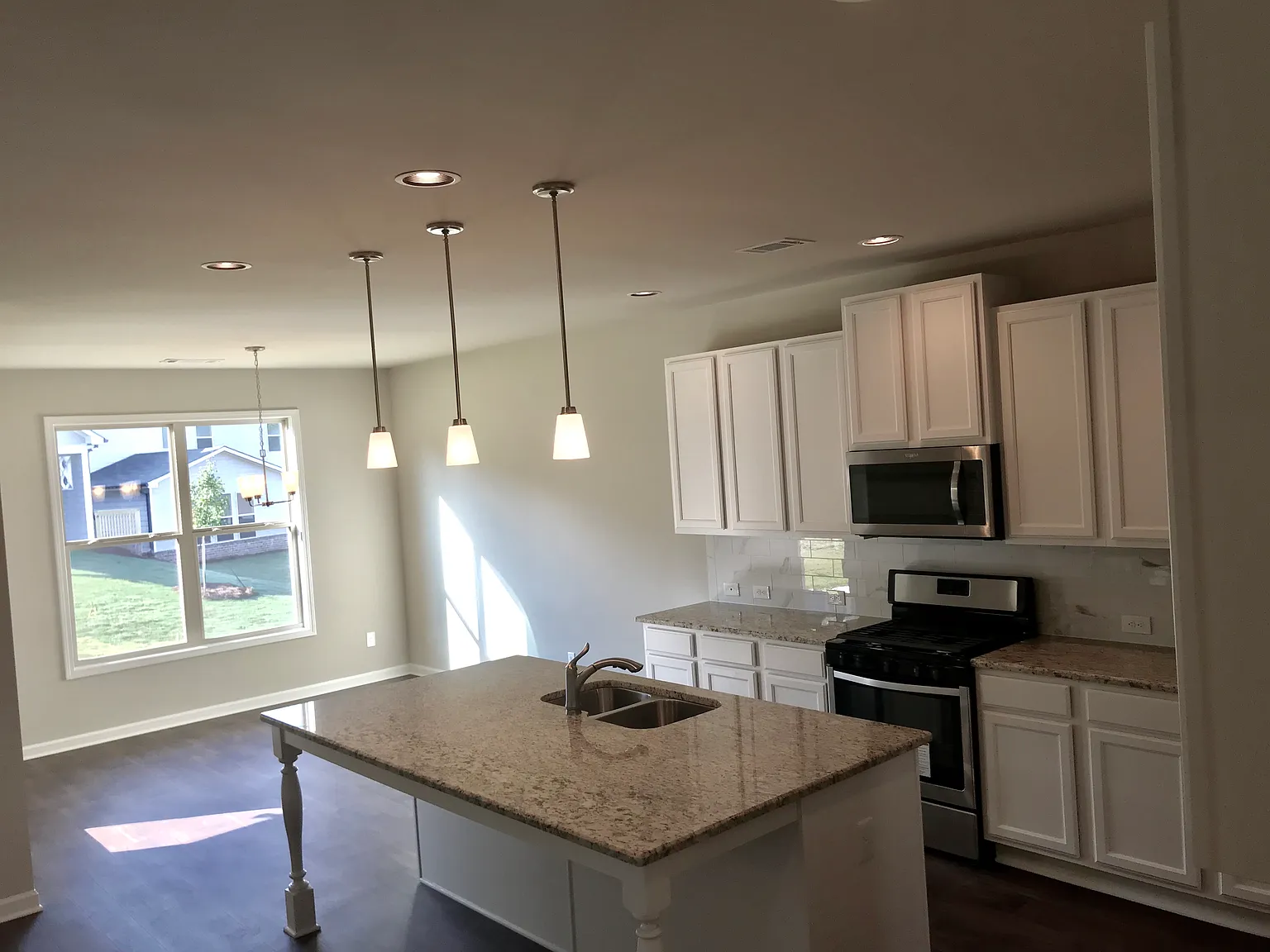 4 bed, 2.5 bath, 2675 sqft, $2,600 — Photo 3