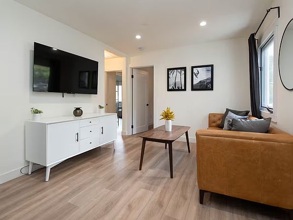 5th image of 500 E Avenue 39 #B