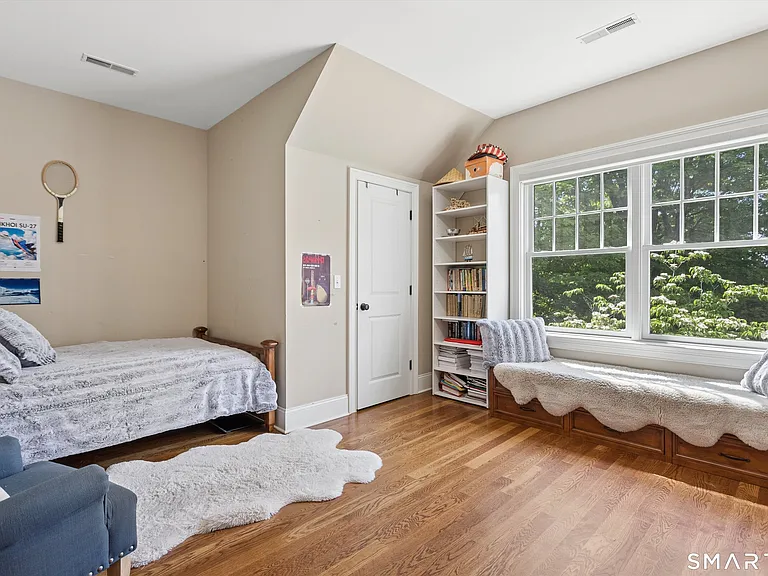 87 Kings Hwy S — Photo 30