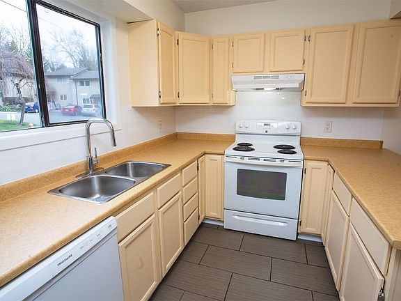 3rd image of 3025 Cowichan Lake Rd #32