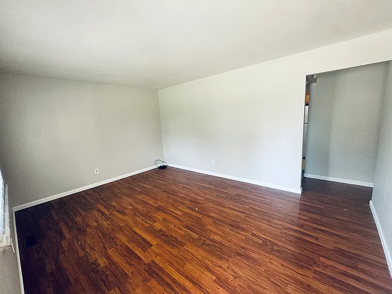 421 Lee Dr — Photo 3
