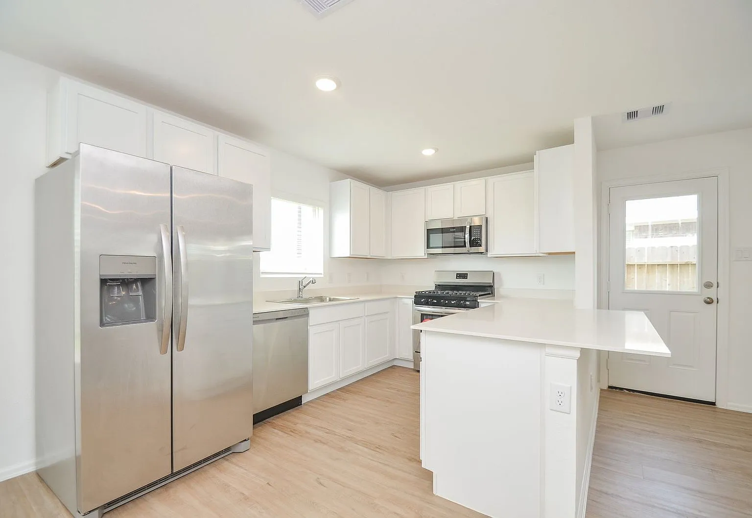 4 bed, 2.5 bath, 1859 sqft, $2,150 — Photo 4