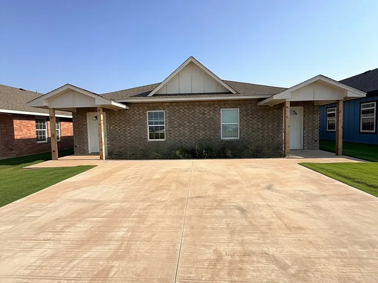 1407 SW Bishop Rd — Photo 2