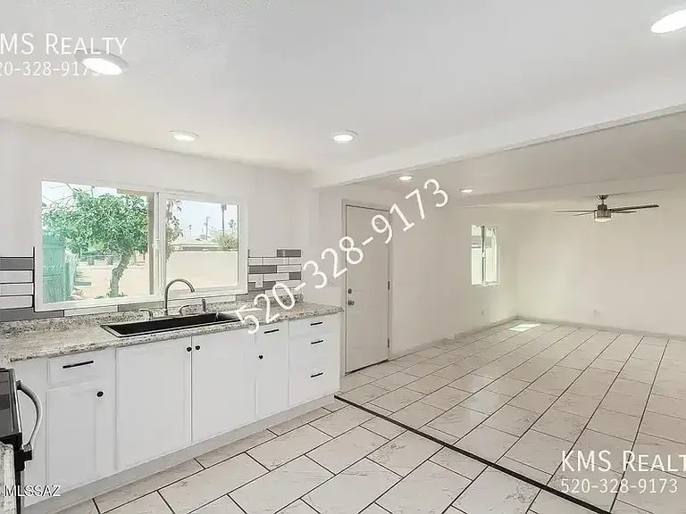 2429 E Cameron Vis — Photo 6