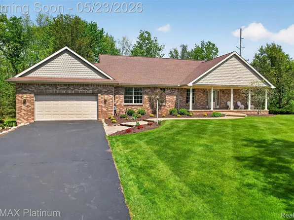 59360 Foxpointe Ln, South Lyon, MI 48178